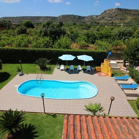 Viila Near In Siracusa Вилла